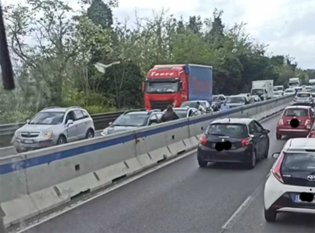 Tamponamento tra 6 auto sulla Pontina - 