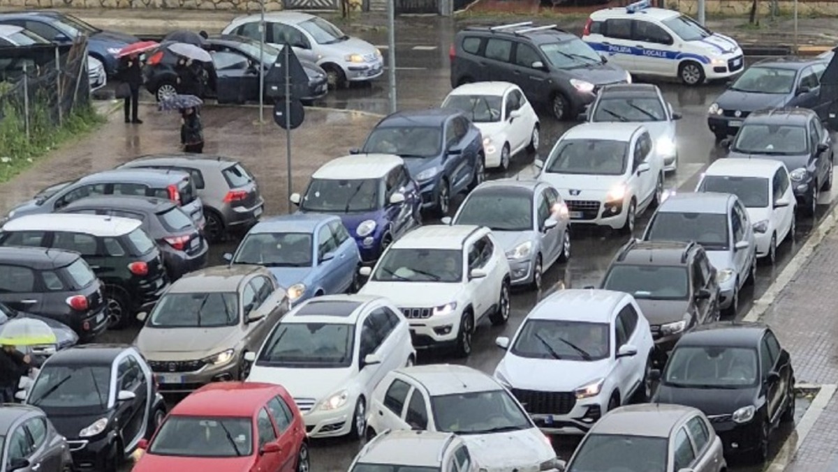 Aprilia, residenti prigionieri del traffico. “Servono parcheggi”. - 