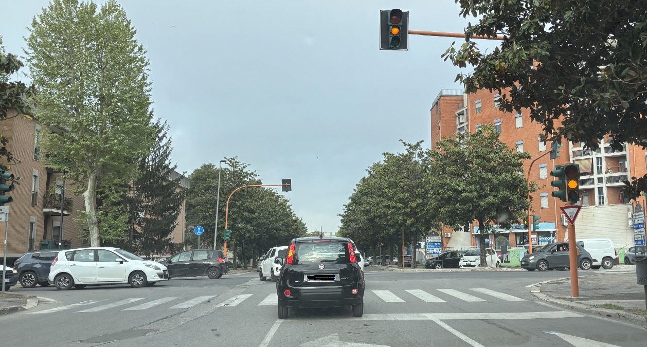 Aprilia - Guasto il semaforo tra via Aldo Moro e via Mascagni - 