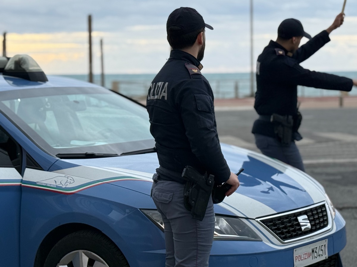 Stretta della polizia sul litorale romano, smantellato hub domestico dello spaccio - 