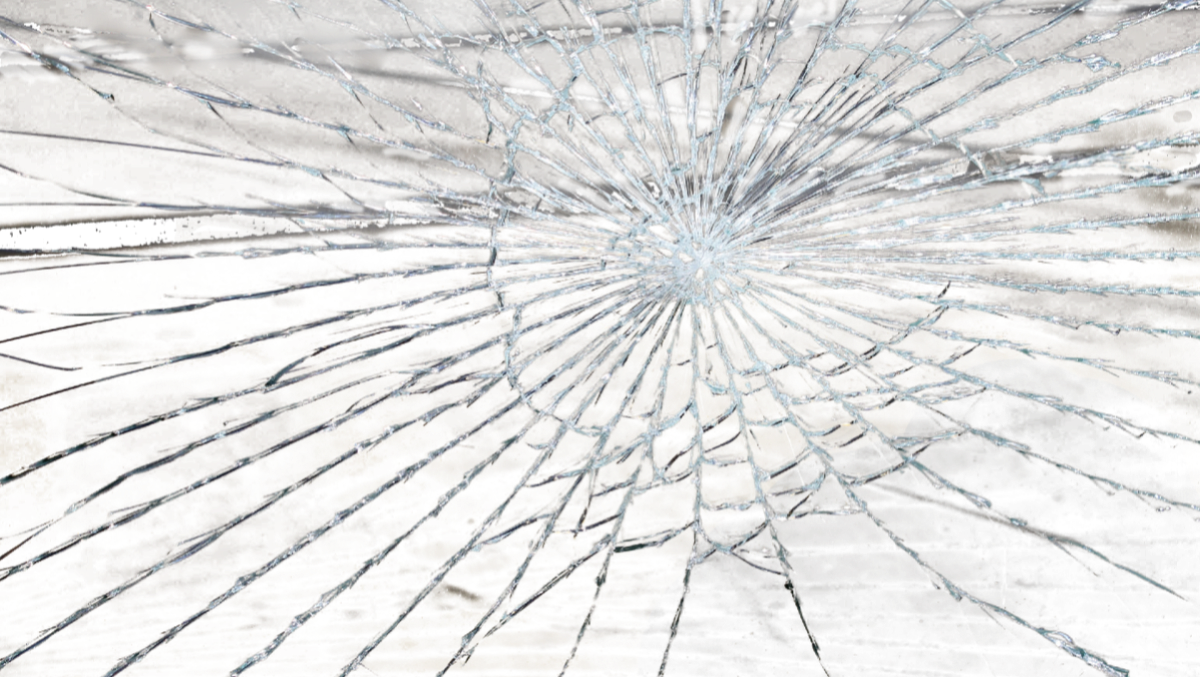 Aprilia, si vede infrangere il parabrezza da un grosso ramo. - 