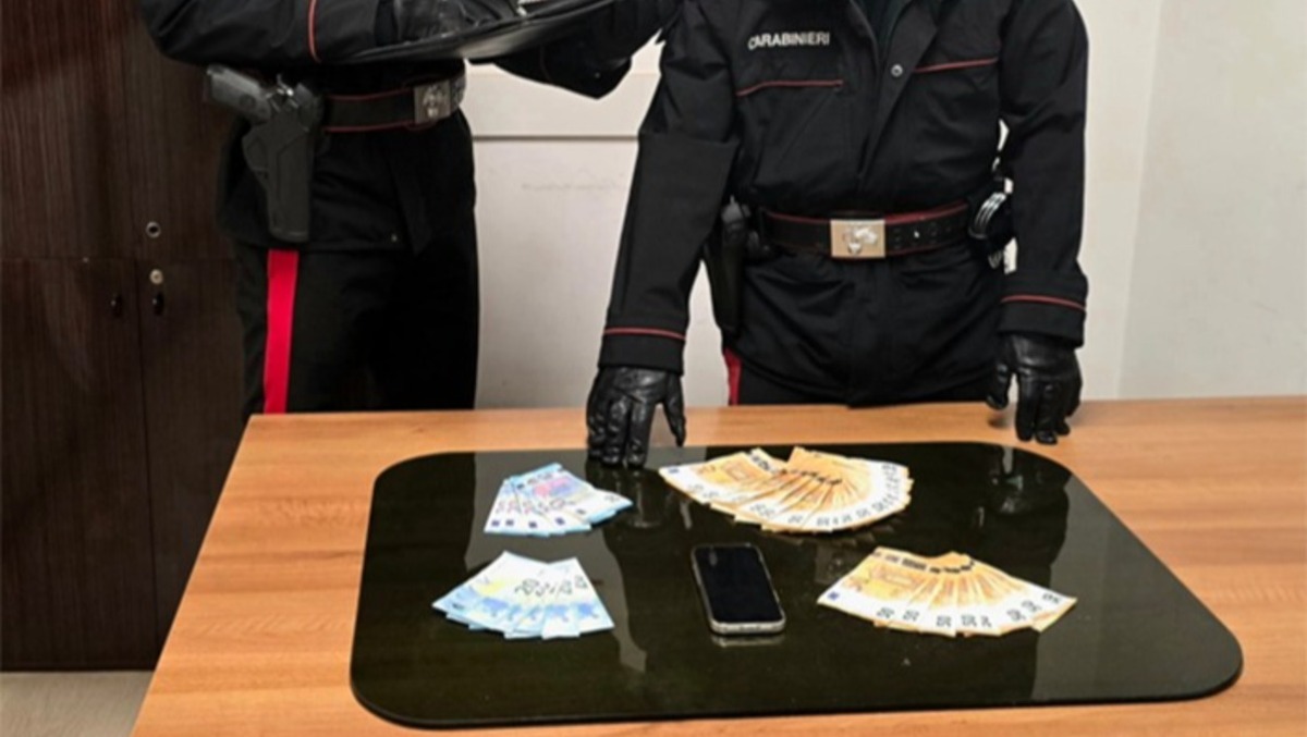 Estorce 500 euro ad un commerciante pontino, per un presunto debito di droga maturato dal figlio. - 