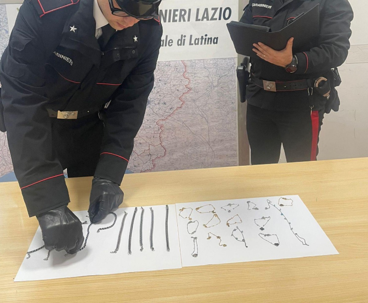Ruba bracciali e collane per 600 euro, incastrata dalle telecamere - 