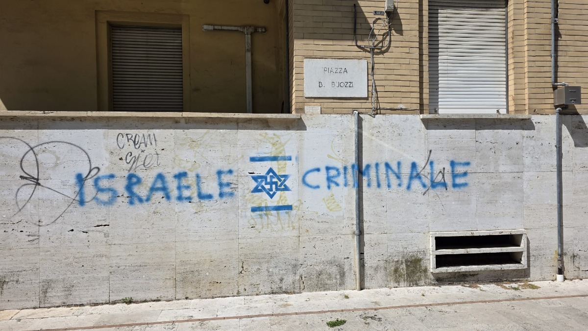 Scritte vandaliche in Piazza Buozzi a Latina, la condanna  - 