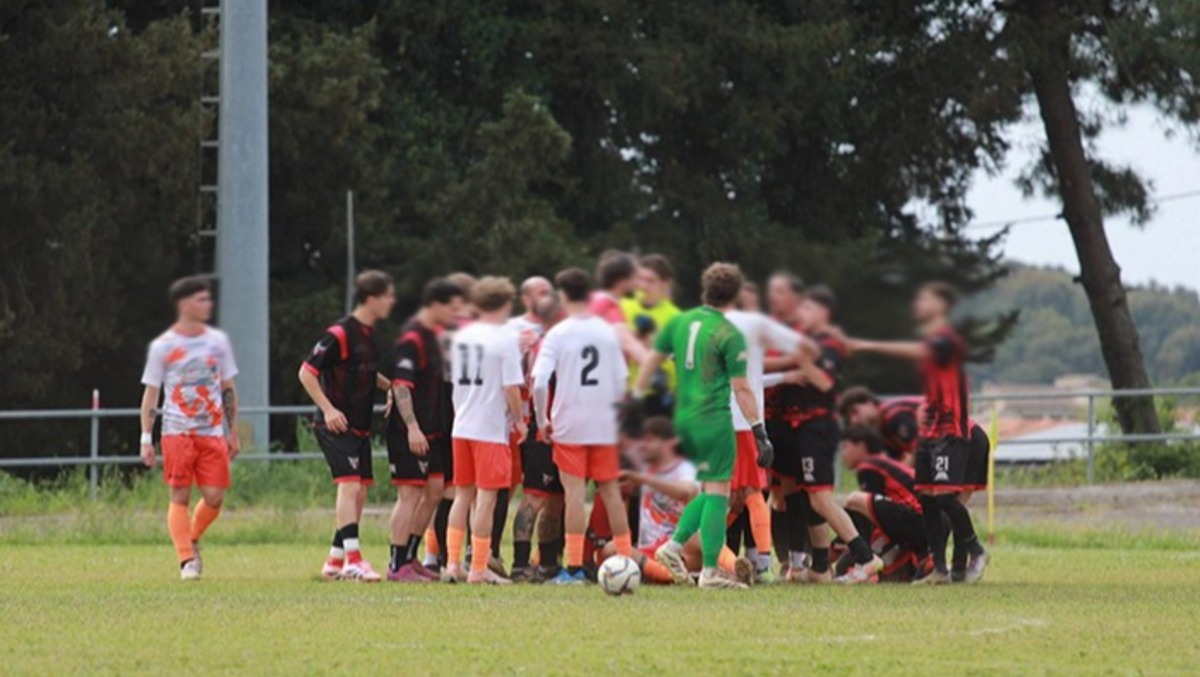 Espulso, torna in campo impugnando un coltello. Daspo per un calciatore pontino. - 