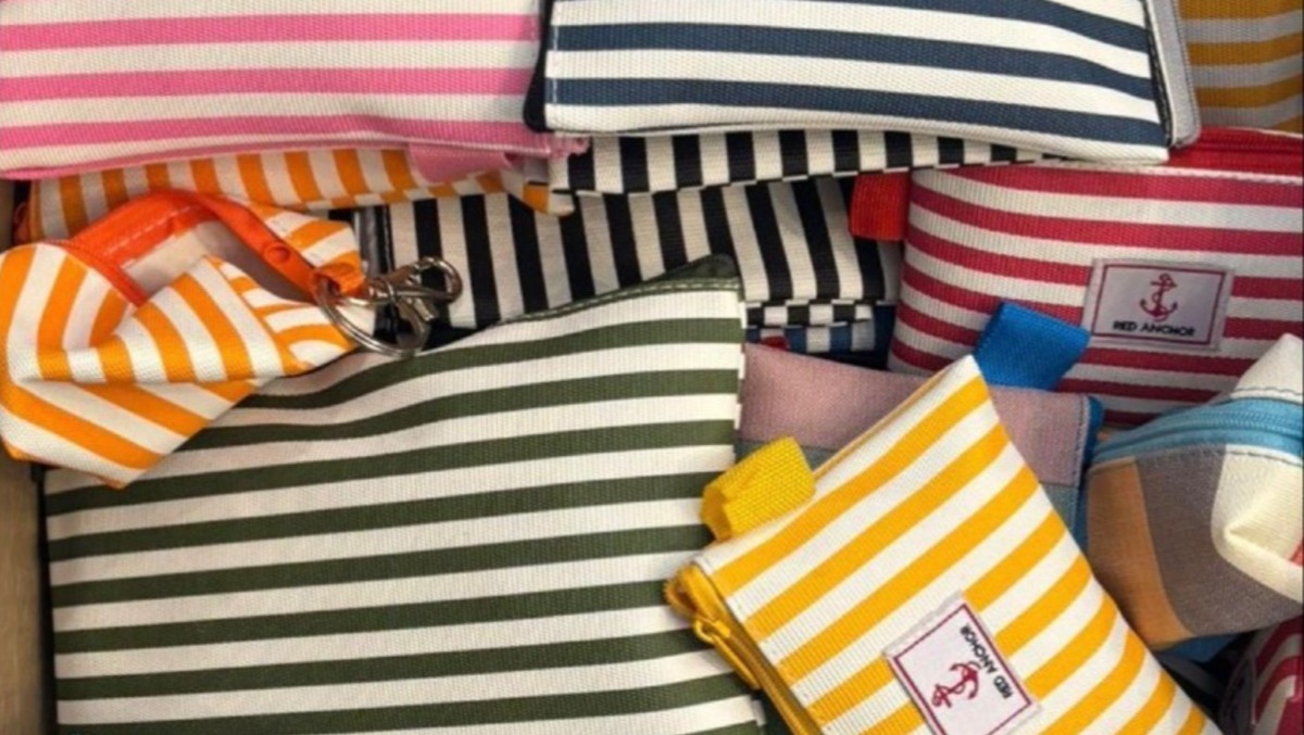 Borse e pochette non a norma in un negozio sull’isola Ponza. - 