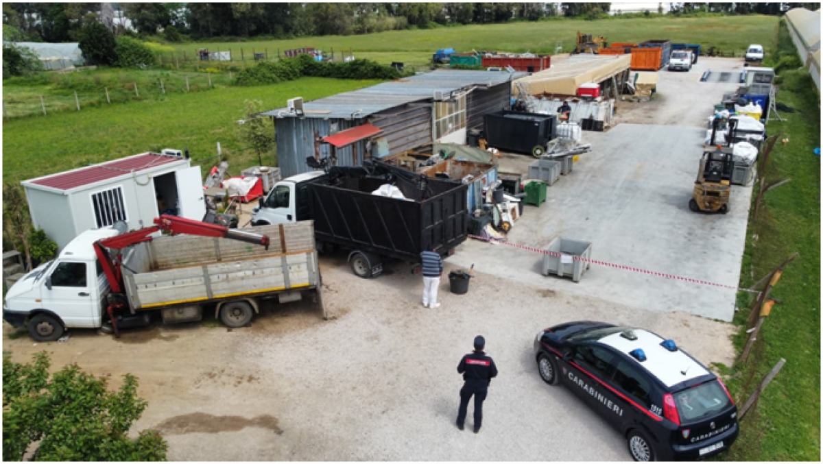 Discarica abusiva con rifiuti pericolosi, area sequestrata a Terracina - 