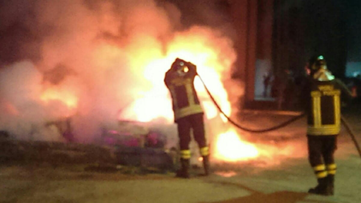 Auto in fiamme a Latina nella notte, dubbi sulle cause - 