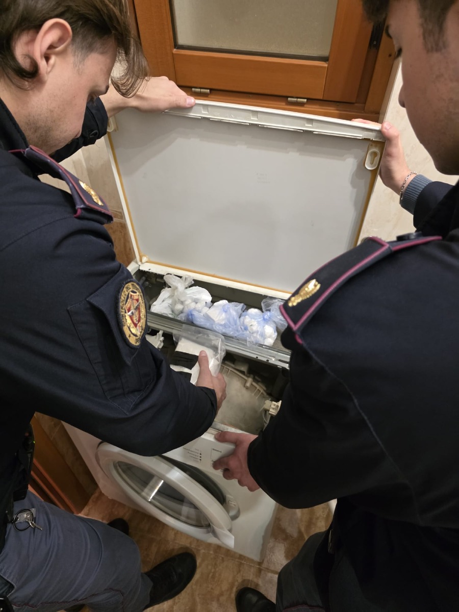 Polizia - droga nella lavatrice 