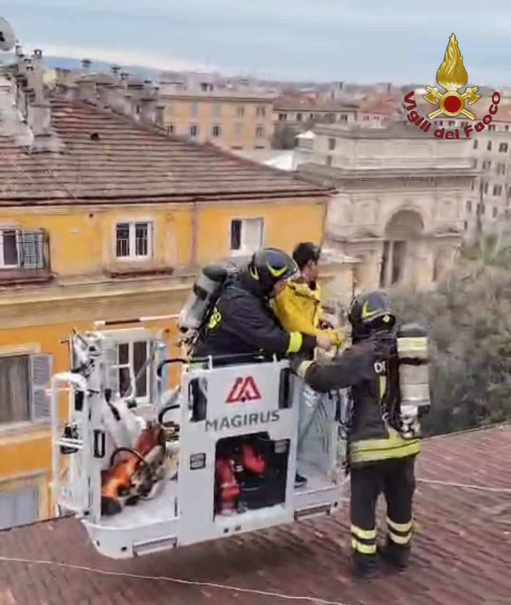 Vigili del Fuoco - incendio Roma Via Carlo Cattaneo