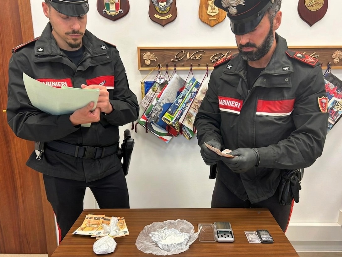 VELLETRI - La droga e il denaro sequestrati dai Carabinieri