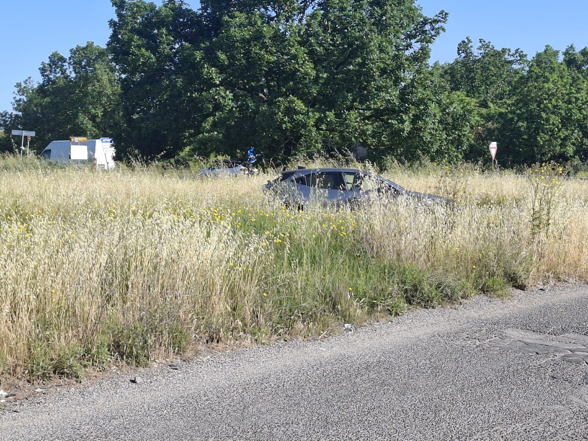 Selciatella Aprilia - rifiuti ed erba alta