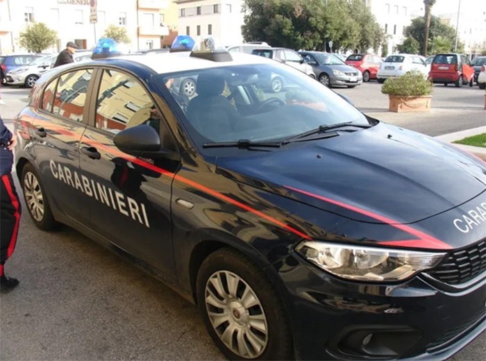 Getta la cocaina quando vede i carabinieri  - 