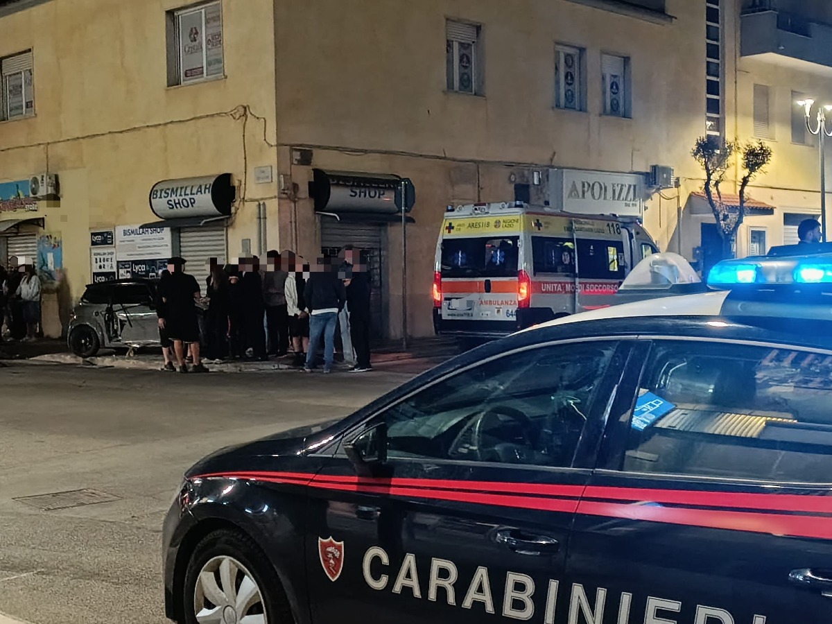 Aprilia, violento scontro in via dei Lauri. Minicar finisce sul marciapiede. - 