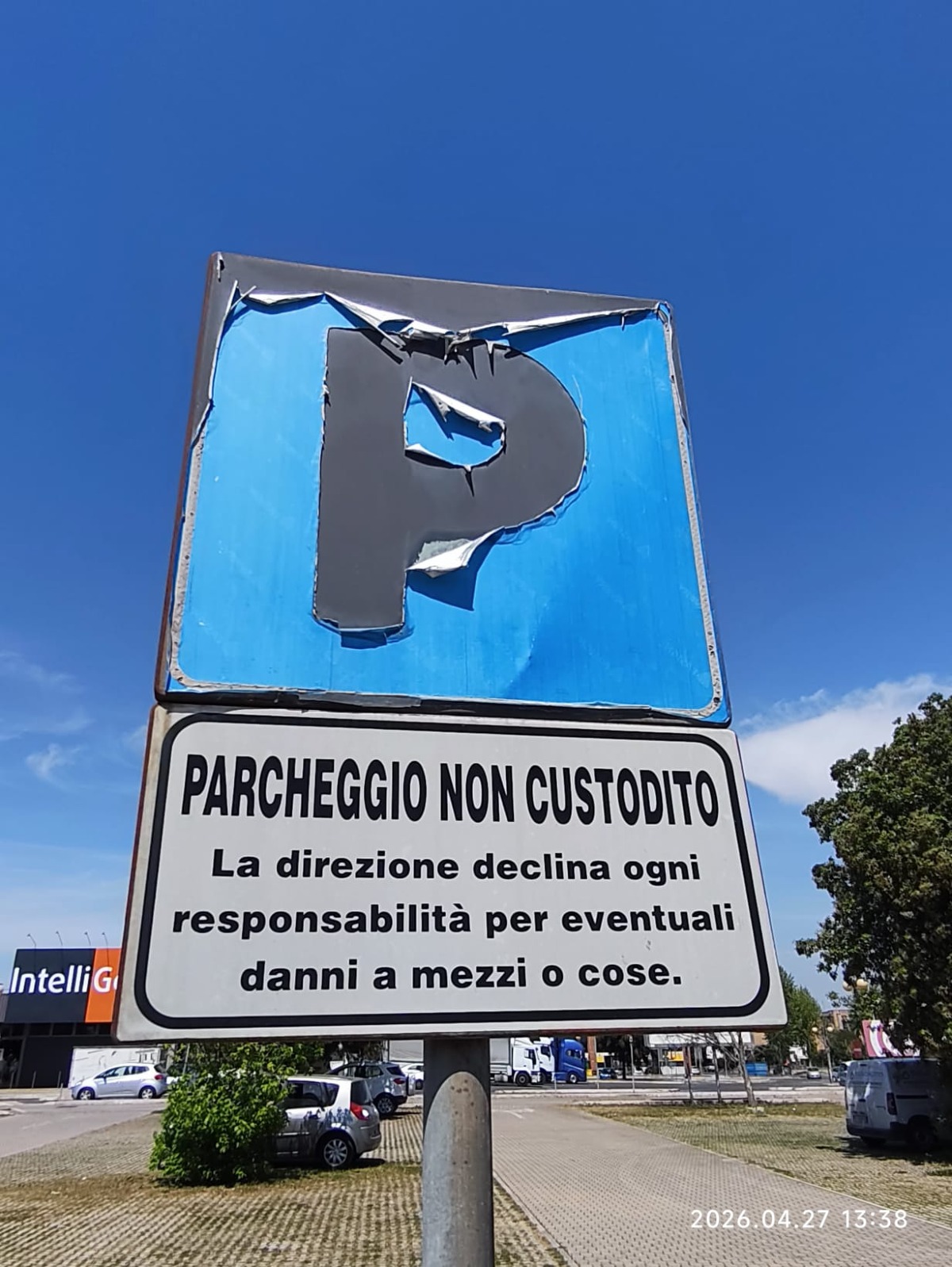 Aprilia - "Un parcheggio fatiscente e pericoloso", la denuncia dei 5 Stelle - 