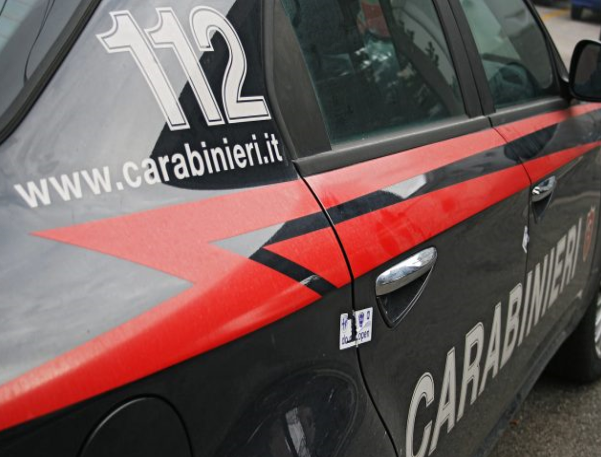 Aggredisce la titolare di un bar e poi si barrica in casa: immobilizzato con il taser
