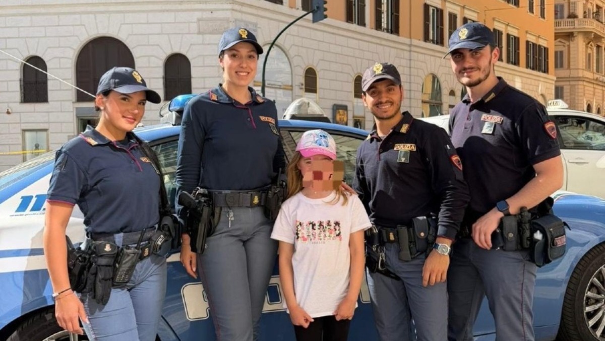 Piccola turista si perde tra le meraviglie della Capitale. - 