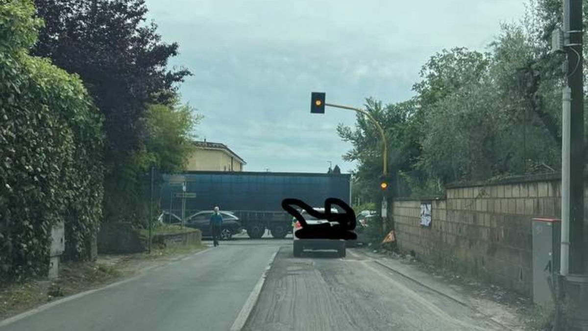 Un altro incidente in via Caranella a Velletri per il semaforo che lampeggia - Foto dal web 