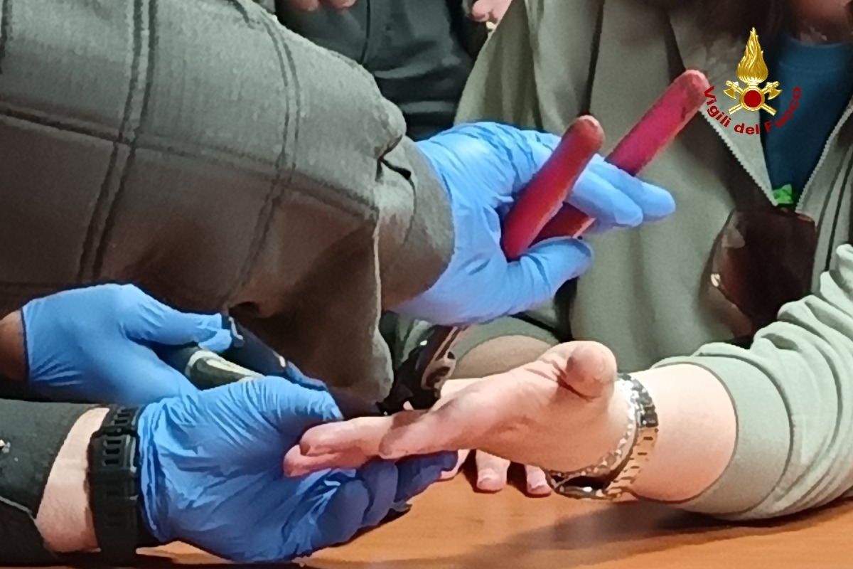 Latina, con un anello incastrato al dito si presenta dai vigili del fuoco. - 
