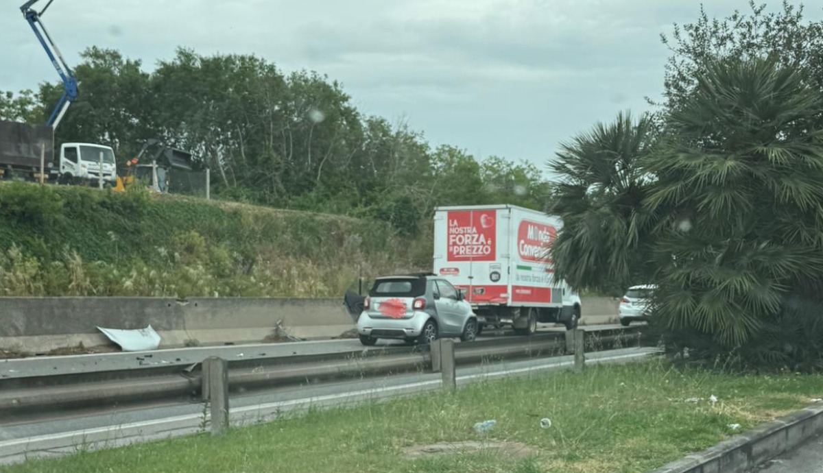 Incidente sulla Pontina, scontro tra due auto e il camion che trasporta mobili - 