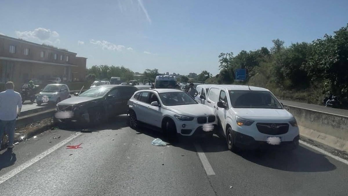 TAMPONAMENTO A CATENA SULLA PONTINA, TUTTO FERMO - 