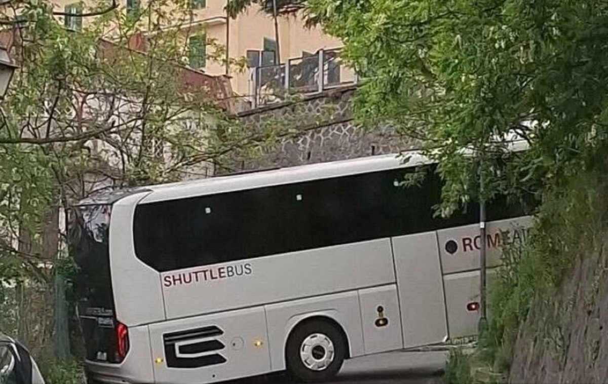 Castelli - Autobus rimane incastrato nella via troppo stretta - 