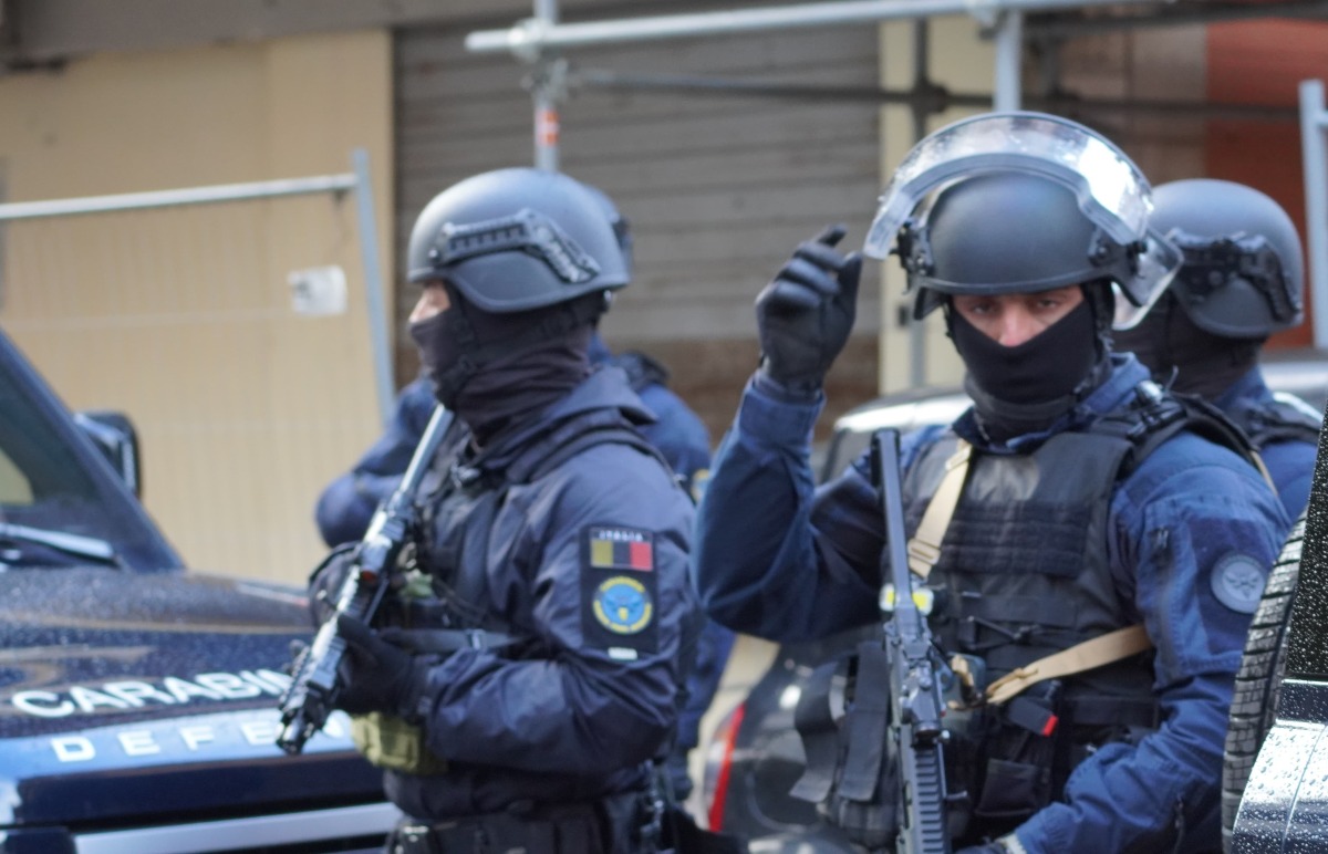 SEQUESTRI DI PERSONA, TORTURE E BOMBE SUL LITORALE ROMANO - 