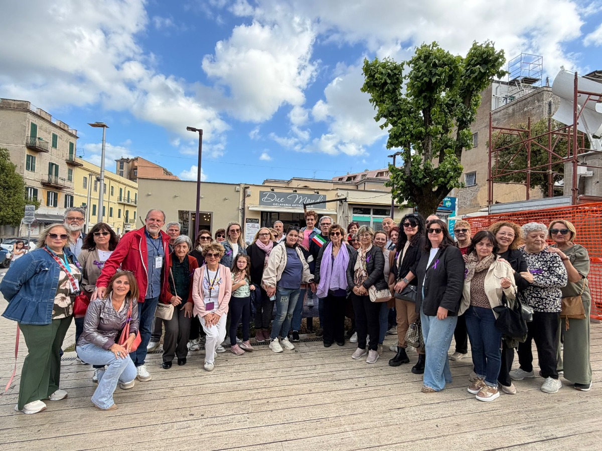 Giornata Mondiale della fibromialgia, a Cisterna una targa ed una panchina viola per celebrarla. - 