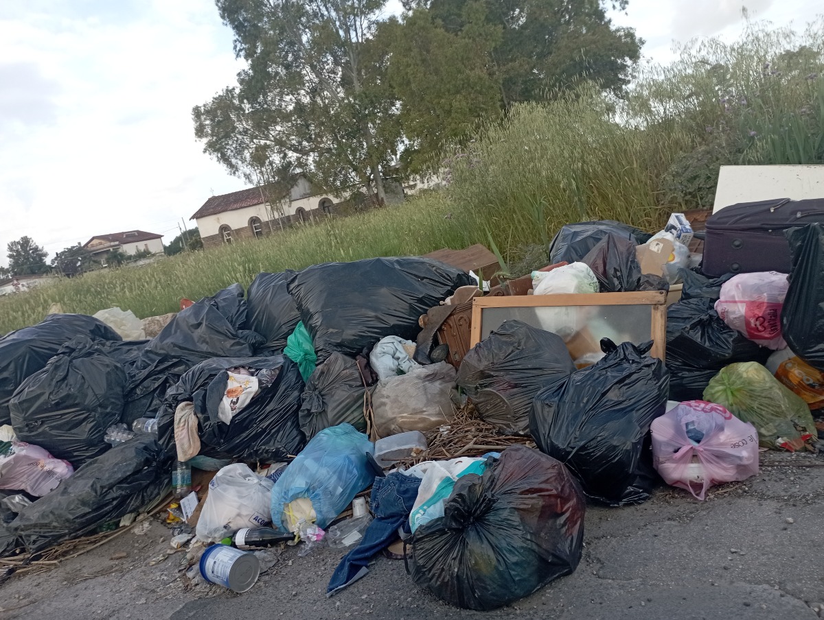 Aprilia, montagne di rifiuti in strada. La denuncia di una cittadina. - 
