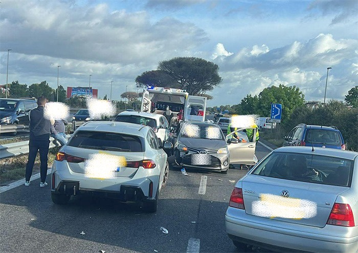Pontina, traffico regolare a Castel Romano. Auto contromano provoca un incidente. - dalla pagina Facebook "Via Pontina S.S.148"