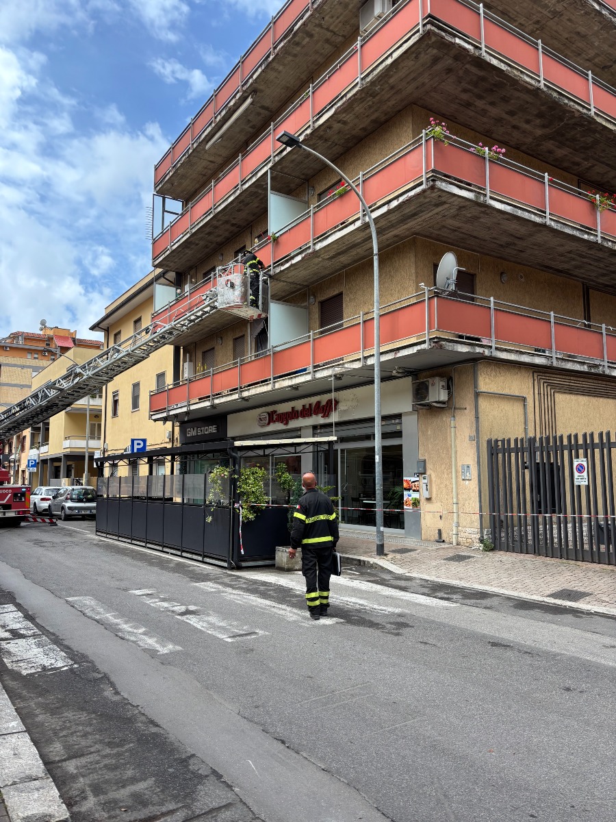 Aprilia, cornicione pericolante. Chiuso un tratto di via delle Margherite. - 