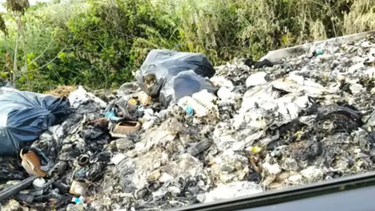 Aprilia - Scempio in periferia, rifiuti gettati in strada e poi incendiati - 