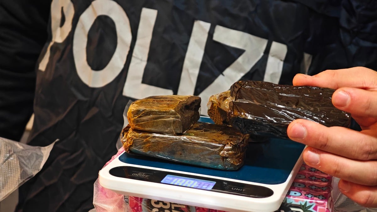 Rider della droga, spaccio a cielo aperto e sneakers con doppiofondo: 7 arresti. - 