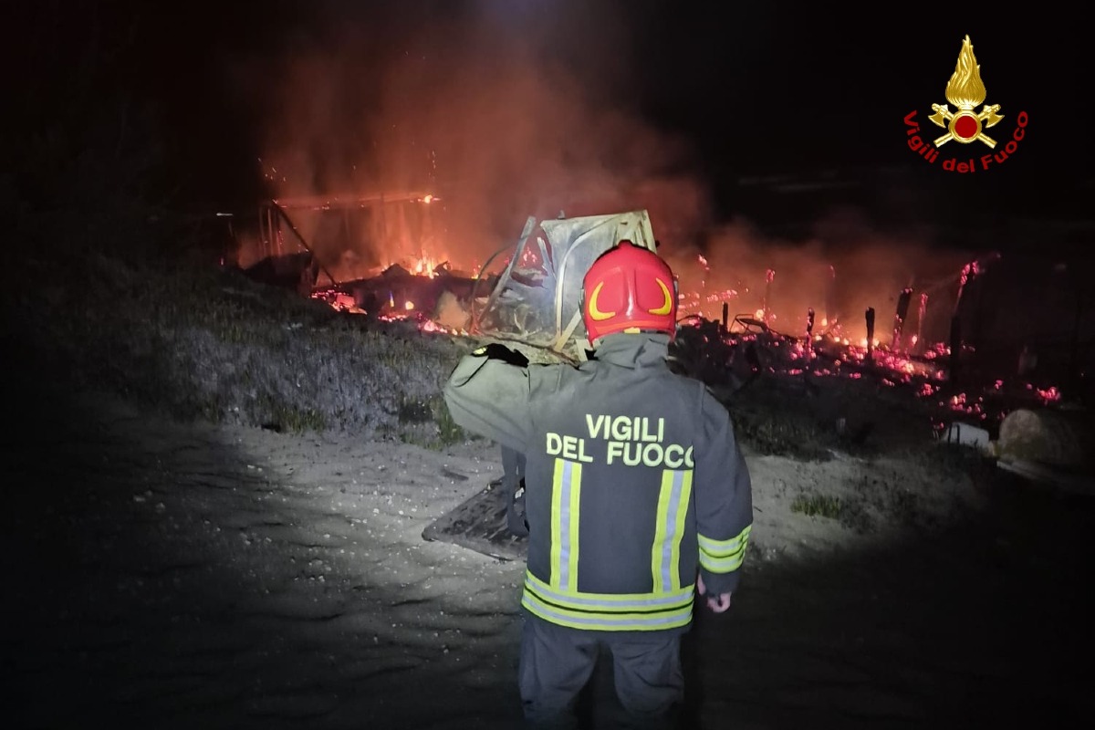 Fiamme dolose a Sabaudia: 4 chioschi in fiamme nella notte.  - 