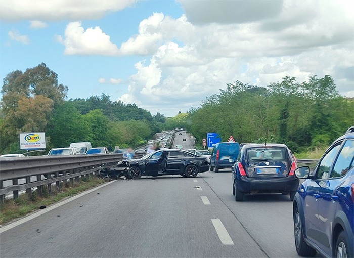 Altro incidente sulla Pontina, all’altezza di Aprilia. Auto finisce di traverso. - 