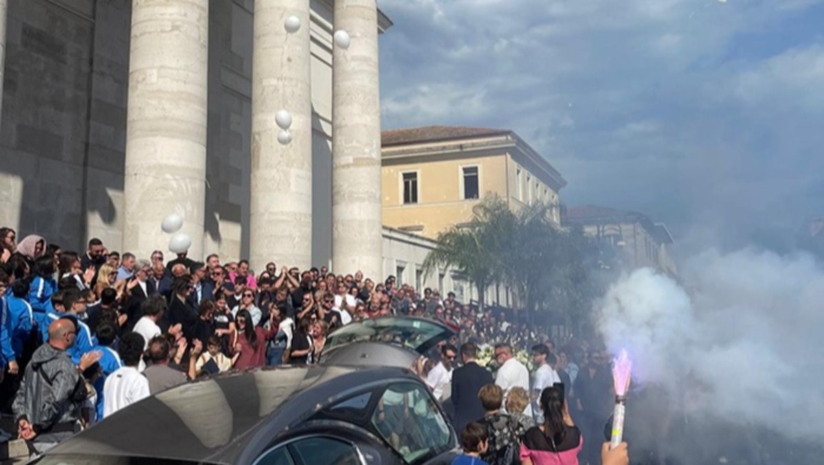 Terracina, chiesa e piazza gremita per l’ultimo saluto a Simone Lauretti. - foto del gruppo Facebook "Terracina città"