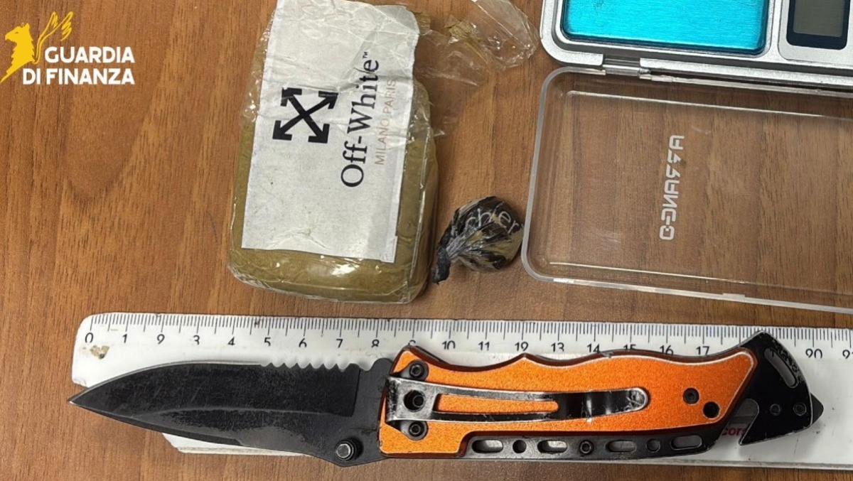 Droga, documenti falsi e un’arma da taglio: arrestato dalla Finanza di Latina. - 
