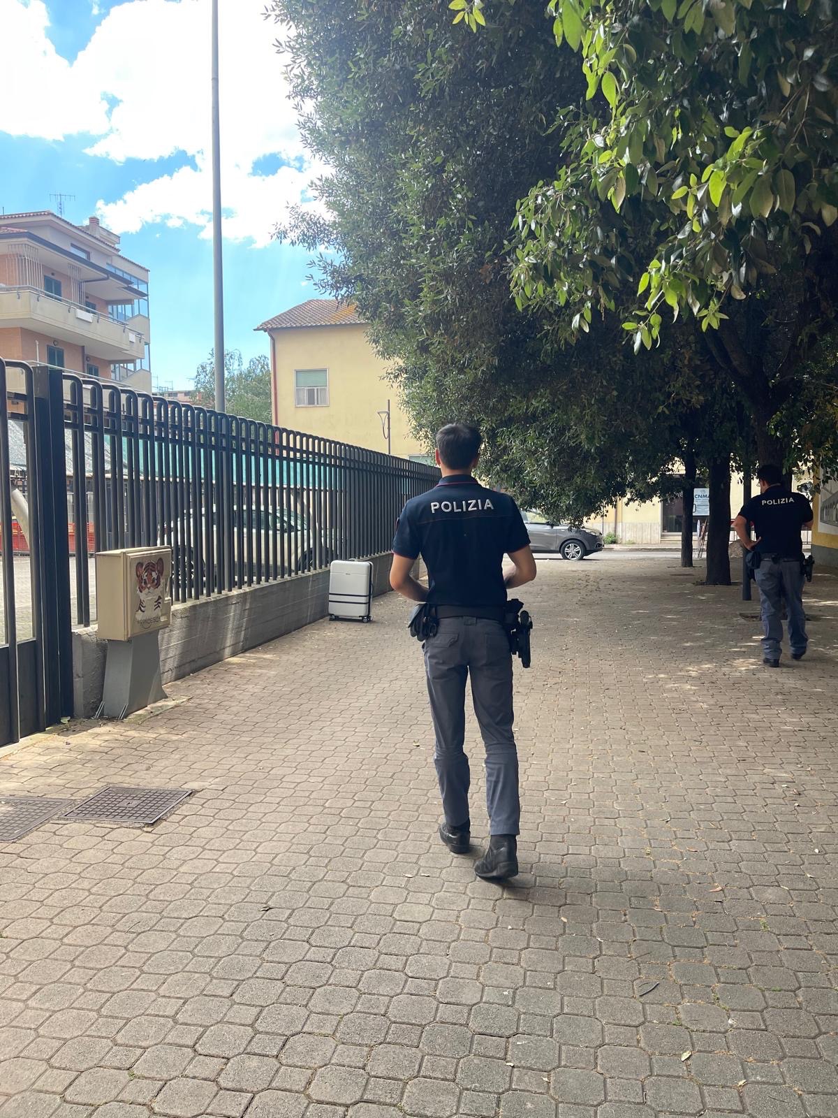 APRILIA - Valigia sospetta in centro, sul posto la Polizia - 