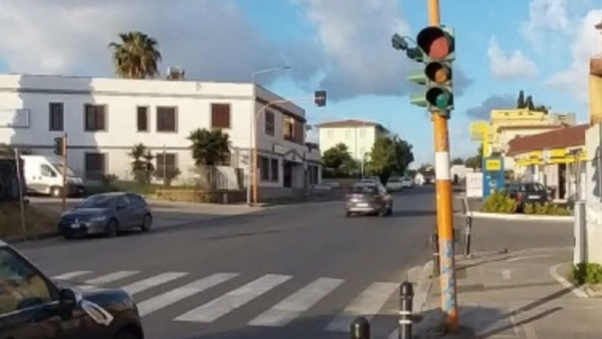 Aprilia, il semaforo sulla Nettunense è di nuovo fuori servizio. - 