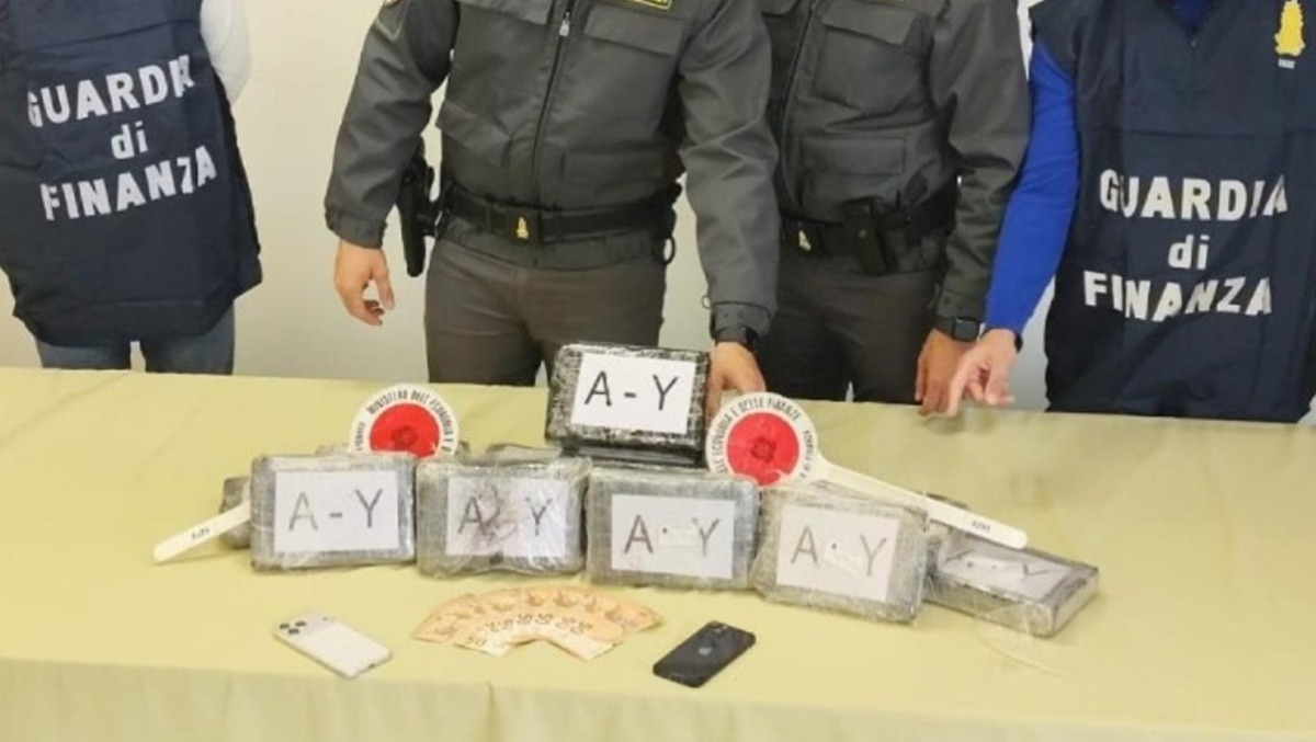 In auto con oltre 17 chili di cocaina pura, una donna arrestata dalla Finanza di Latina. - 