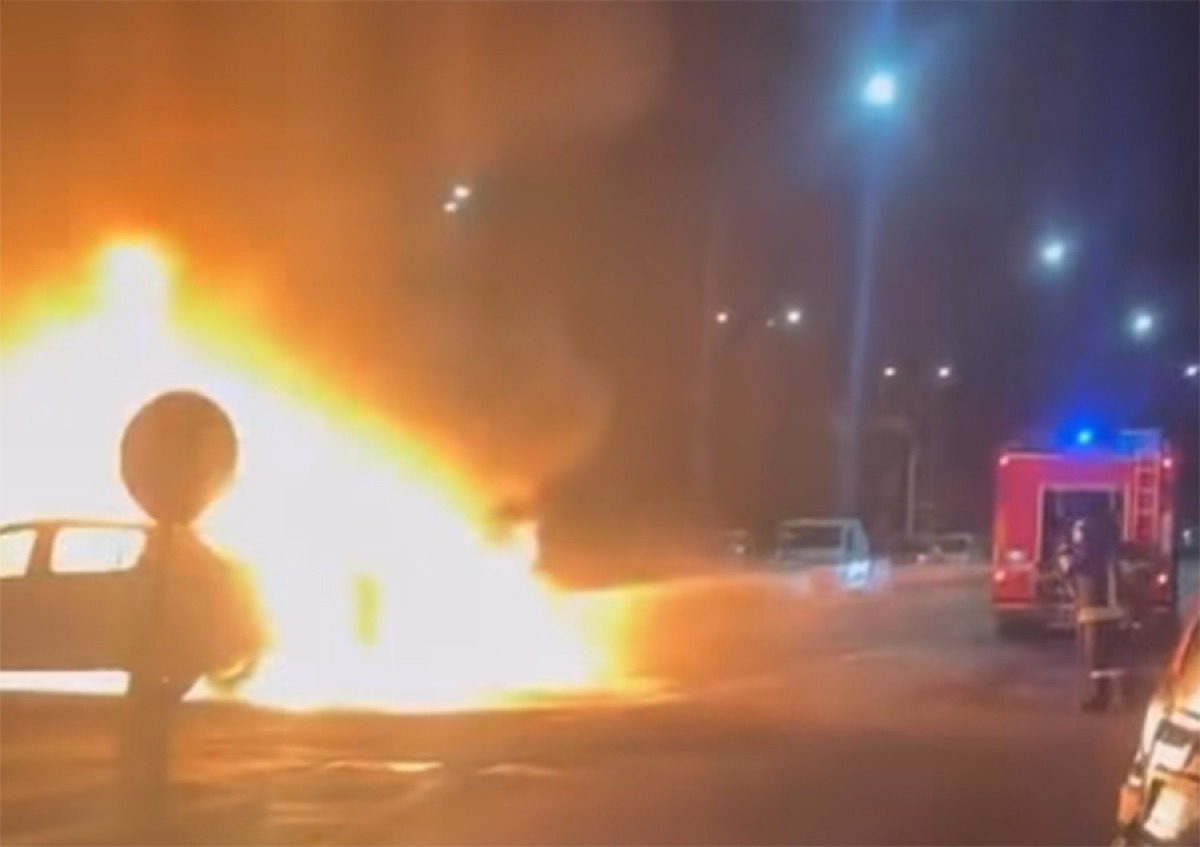 Pomezia - Boato e incendio nella notte, 4 auto distrutte - 