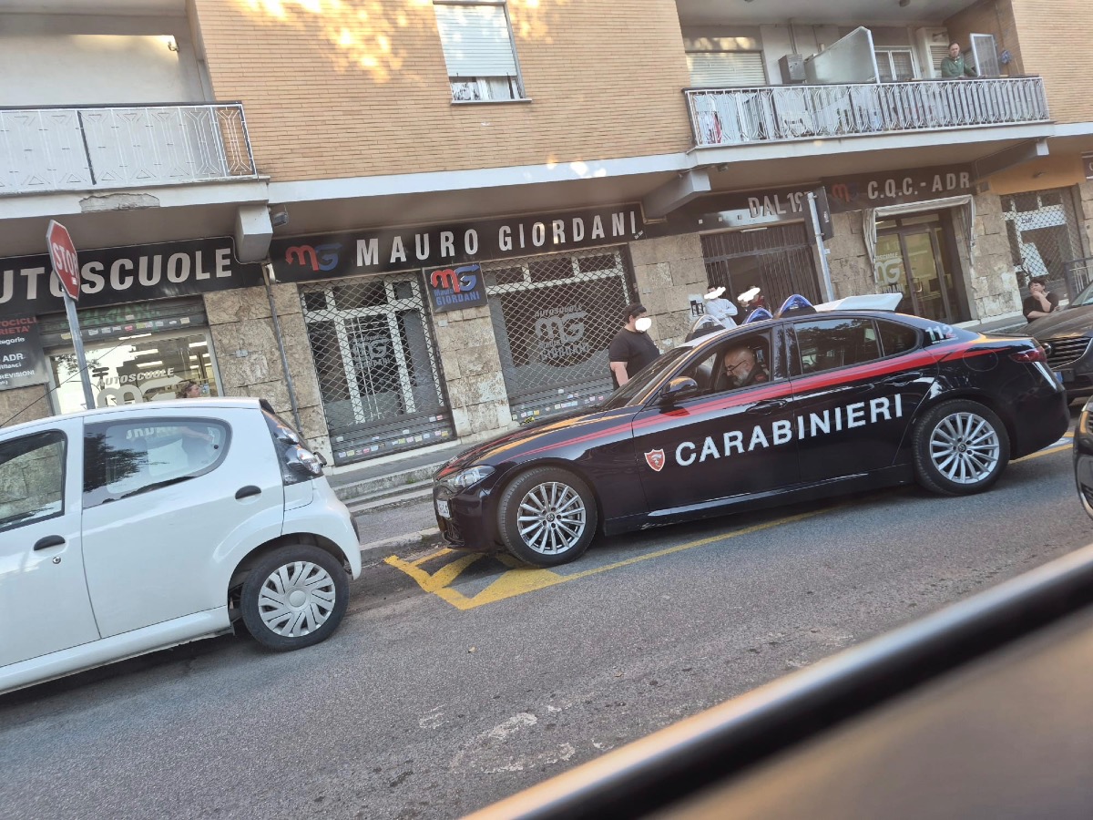 Aprilia - Botte in centro, arrivano i carabinieri  - 