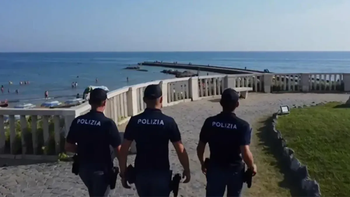 Anzio, aggancia un 90enne sul lungomare e lo rapina di una collana. - 