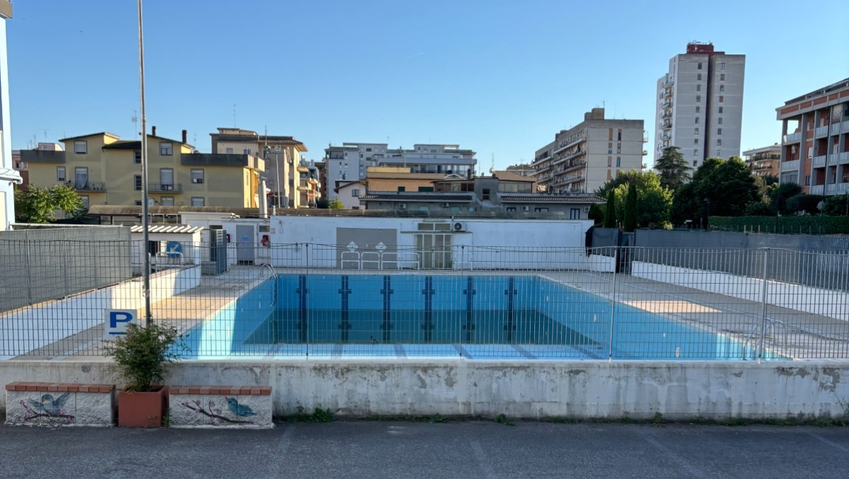 APRILIA - RESTA CHIUSA LA PISCINA COMUNALE ALL'EX CRAL - 
