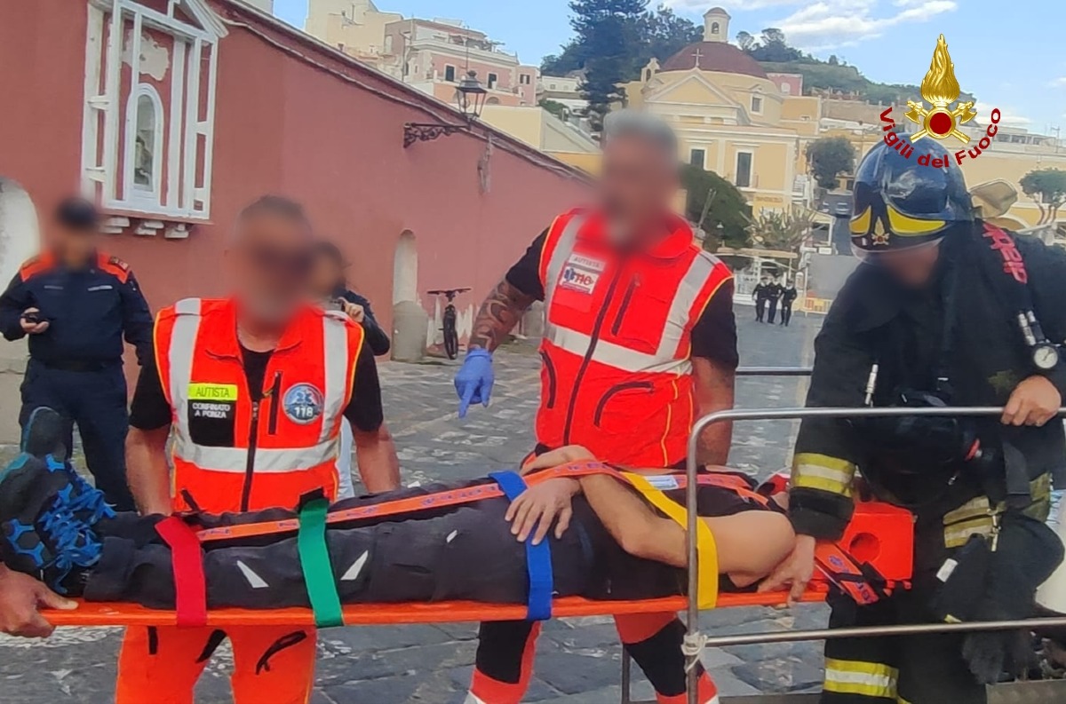 Ponza - L'incendio e poi il soccorso ad un ferito, l'esercitazione sull'isola - 