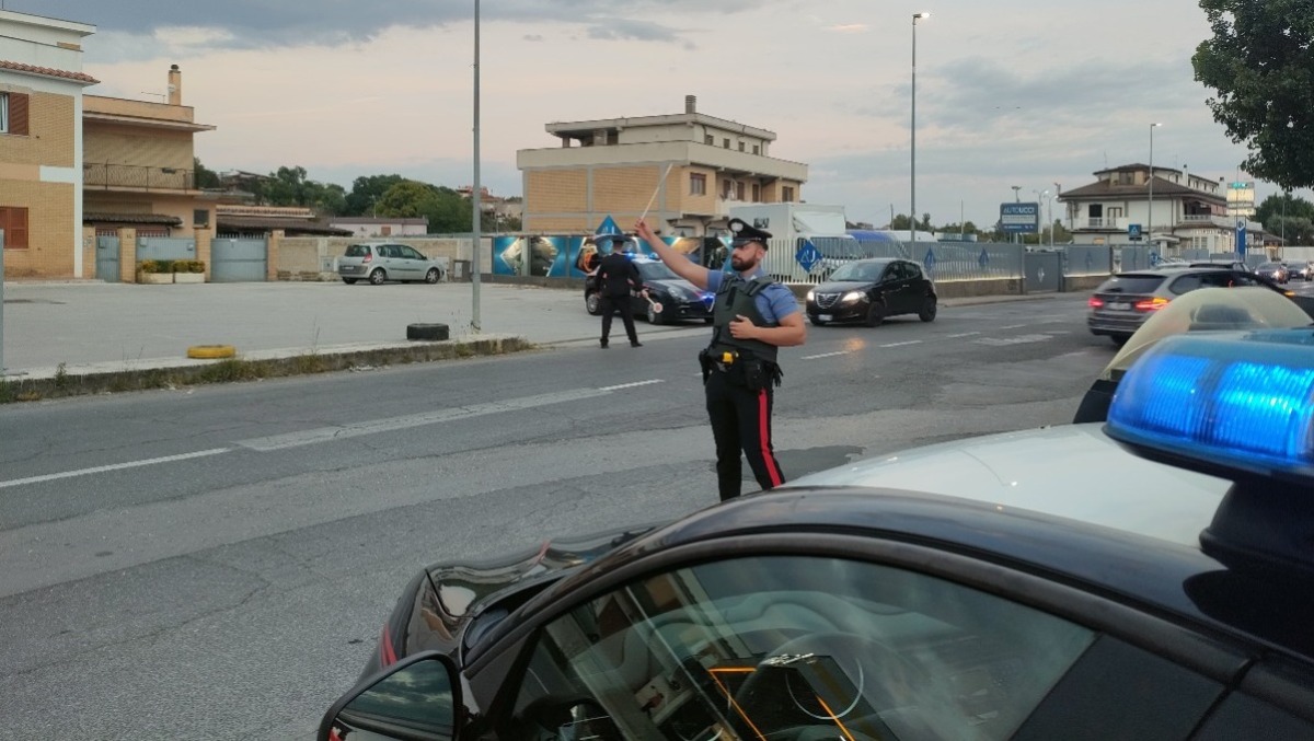 Tor San Lorenzo, tenta di rubare elettrodomestici. Aggredisce un dipendente.  - 