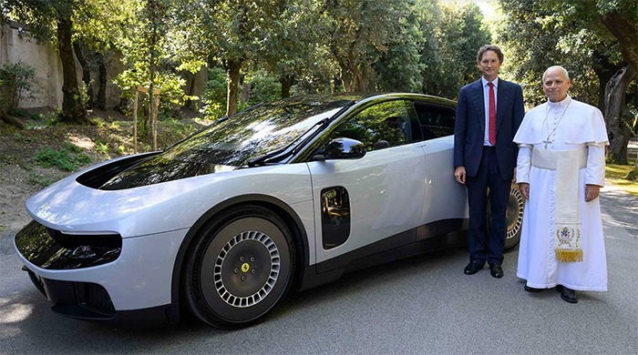 Papa Leone XIV accoglie la nuova Ferrari Luce nella sua residenza di Castel Gandolfo. - 