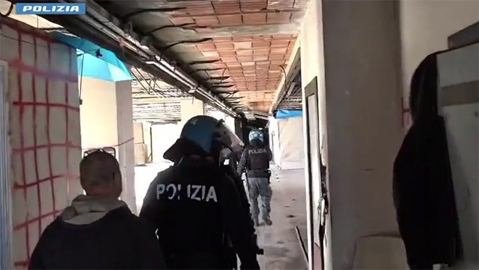 Costretta per tre giorni a violenze sessuali di gruppo. 5 fermi della Questura di Roma. - 
