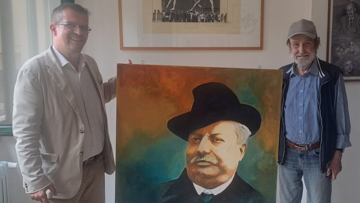 Aprilia - Il maestro De Waure dona un ritratto di Pascoli alla scuola che porta il suo nome - 