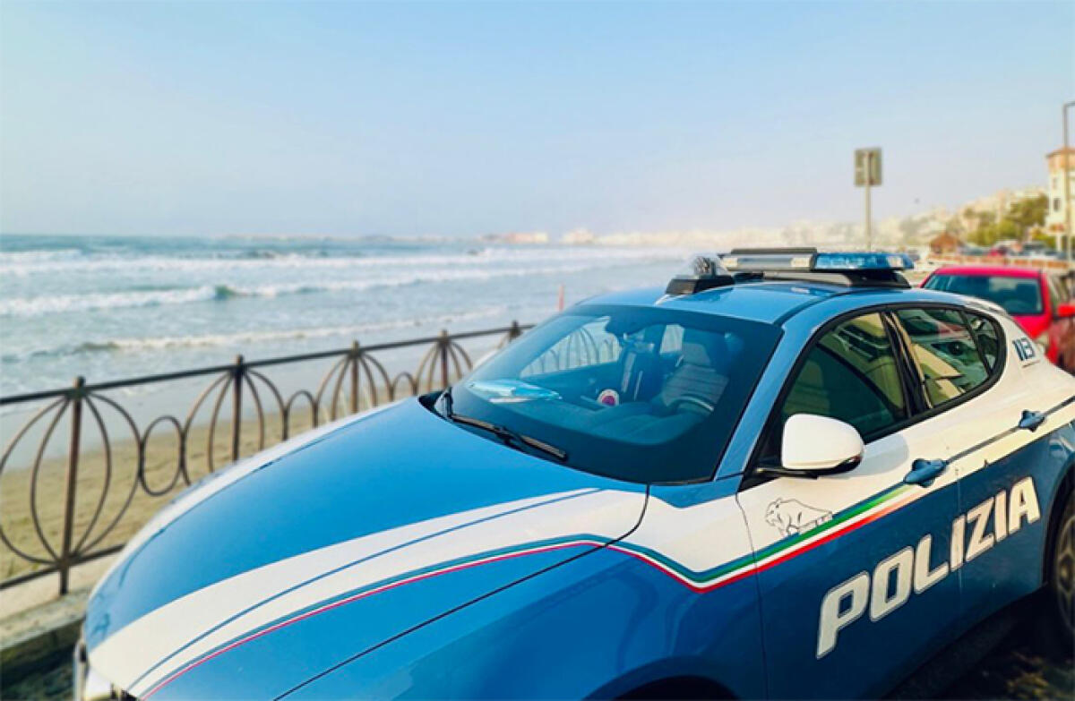 Anzio - Abbraccia un anziano e gli porta via la collana d'oro - 